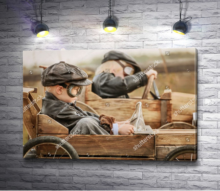 Два мальчика в деревянной машине 