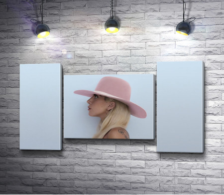Леди Гага в шляпке 