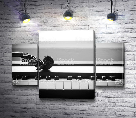 Пианино в черно-белой гамме