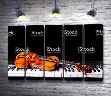 Скрипка лежит на пианино 