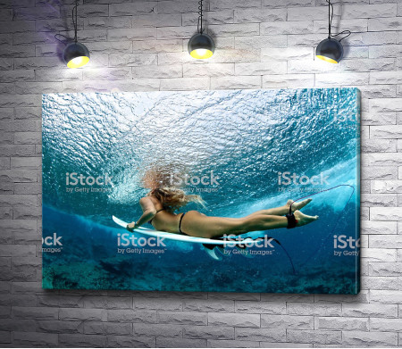 Девушка серфингистка ныряет 