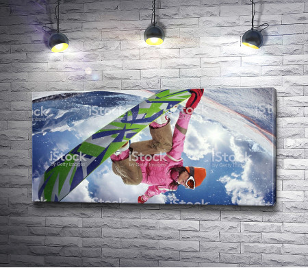 Девушка выполняя трюк на сноуборде 