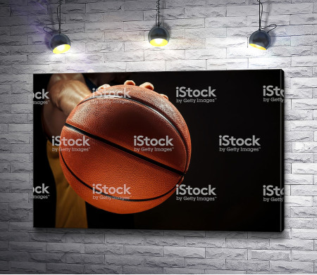 Баскетбольный мяч в руке 
