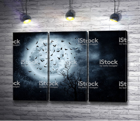 Птицы на фоне дерева и Луны 