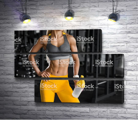 Девушка в желтых лосинах в фитнес зале 