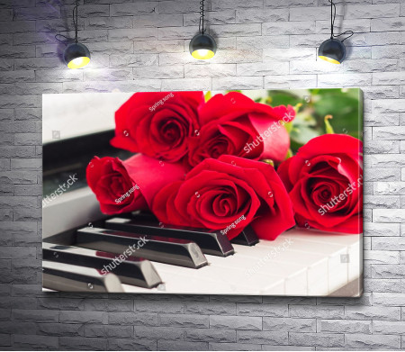 Букет роз на пианино 