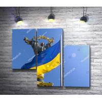 Флаг Украины на фоне памятника Независимости, Киев