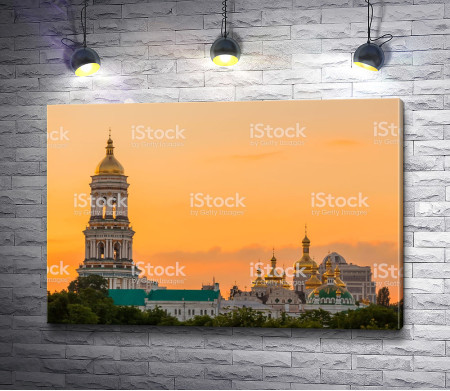 Киево-Печерский монастырь на закате, Киев, Украина 