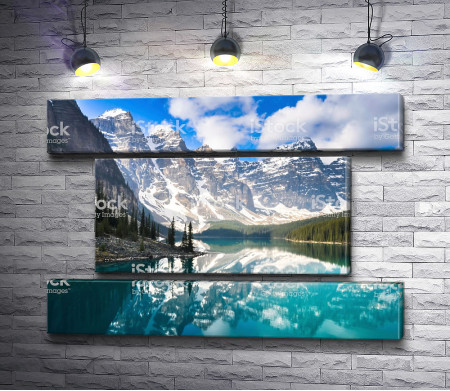 Альпийские горы с отражением в озере 