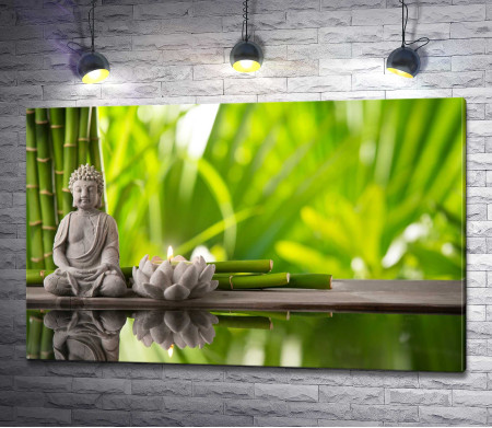 Статуэтка Будды и бамбук 
