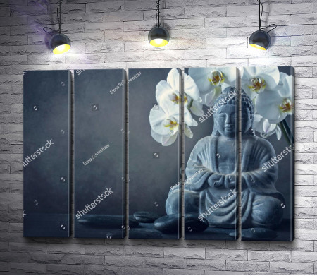 Статуэтка Будды и орхидеи