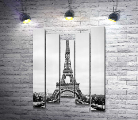 Эйфелева башня на фоне Парижа