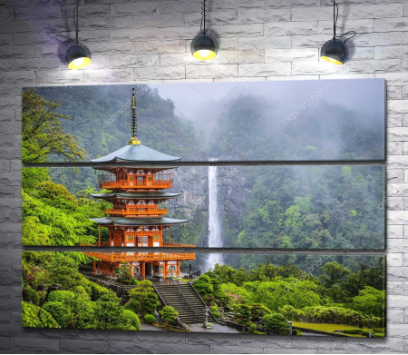 Стройная пагода у водопада Начи 