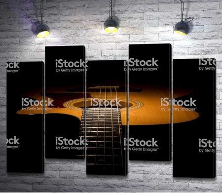 Гриф гитары на темном фоне 