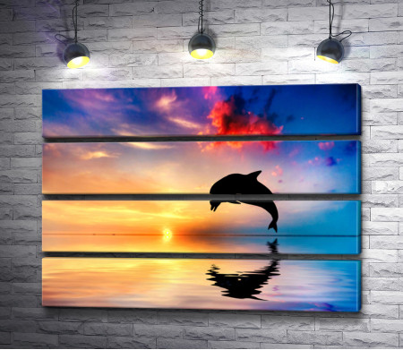 Дельфин над водой на закате