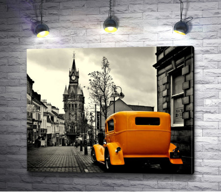 Оранжевый автомобиль в черно белом городе