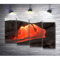 Вулканическая лава движется по горе