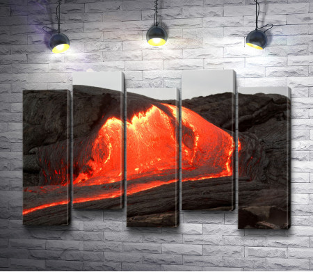 Вулканическая лава движется по горе