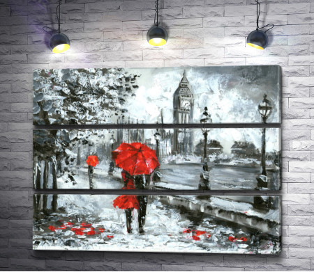 Пара под зонтом на улице Лондона в черно-белой гамме