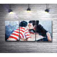 Влюбленные целуются над столом