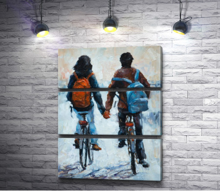 Парень и девушка на велосипедах держатся за руки