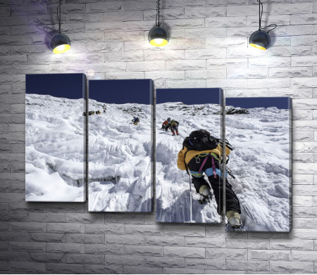 Альпинисты взбираются на снежную гору