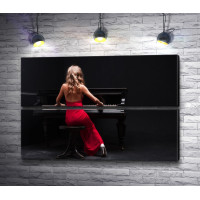 Девушка в красном платье у пианино