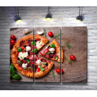 Итальянская пицца на деревянном столе