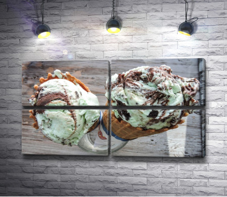 Фисташково-шоколадное мороженое в рожке