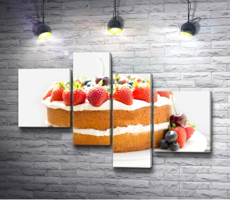 Бисквитный торт со сливками и свежими ягодами