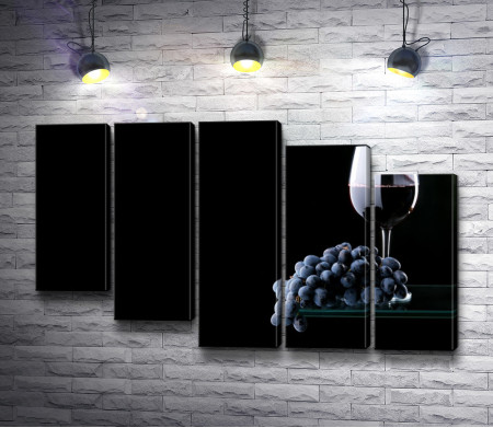 Красное вино и виноград в темноте