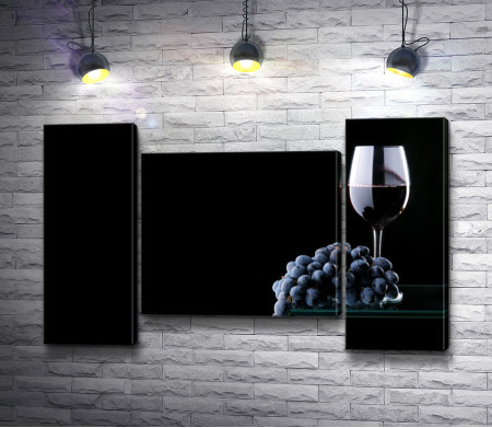 Красное вино и виноград в темноте