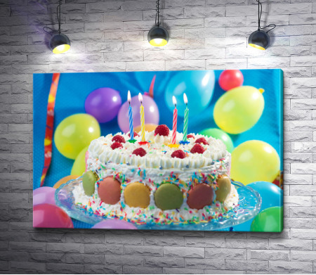 Праздничный именинный торт со свечами и шарами