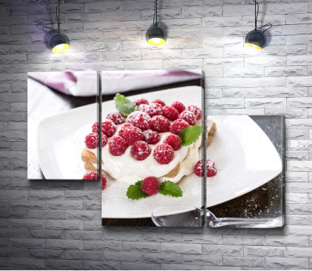 Малиновый десерт на белой тарелке