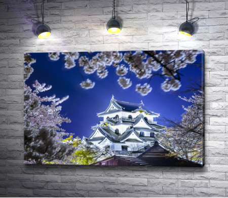Японский дом внутри цветов