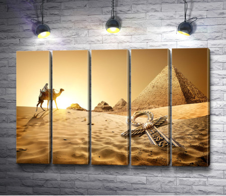Всадник на верблюде держит путь к пирамидам 