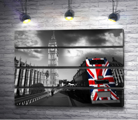 Лондонский автобус с флагом. Черно-белое фото