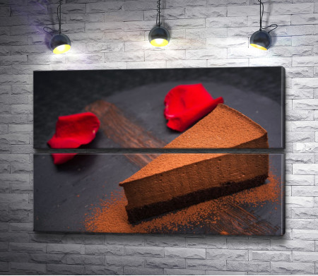 Шоколадный торт и лепестки роз
