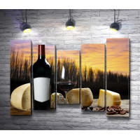 Итальянский натюрморт: бутылка вина, бокал, сыр, сухофрукты