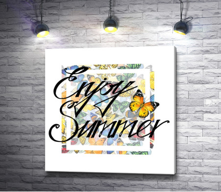 Плакат с фразой "Enjoy Summer" на фоне бабочек