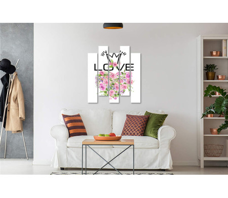 Плакат с фразой "LOVE" и сердцем из роз