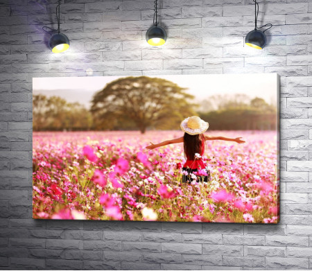 Девушка в шляпе в цветочном поле 