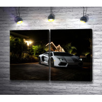 Белый Lamborghini Aventador на парковке у дома