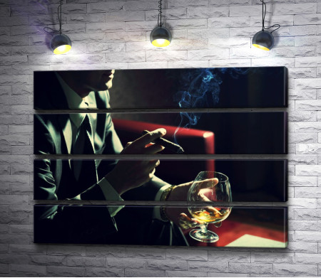 Мужчина с сигарой и бокалом виски