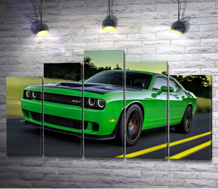 Автомобиль Dodge Challenger зеленого цвета
