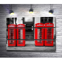 Красные телефонные будки в черно-белом городе