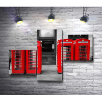 Красные телефонные будки в черно-белом городе