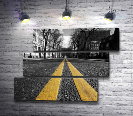 Желтая разделительная полоса на черной-белой дороге