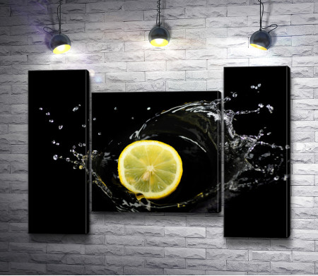 Лимон с брызгами воды на черном фоне