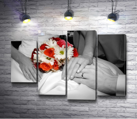 Фотография жениха и невесты в черно-белой гамме с акцентом на свадебном букете
